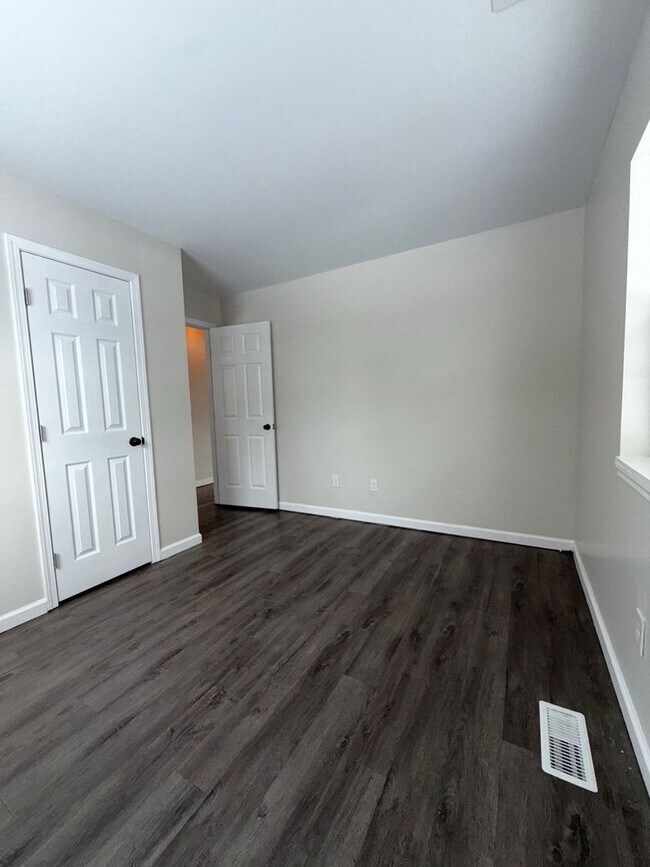 Building Photo - Modern & Spacious 3BR Home with Trendy Design Features and Large Yard! (INSIDE TEAS VALLEY SCHOOL...