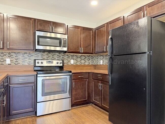 Building Photo - Rare Corner Upper Condo with Vaulted Ceilings, Private Balcony and 2 Car Garage - Right Across fr...