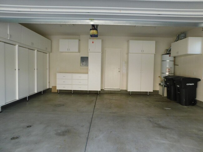 Building Photo - Beautiful 4 bed, 2.5 bath unit in Orange.