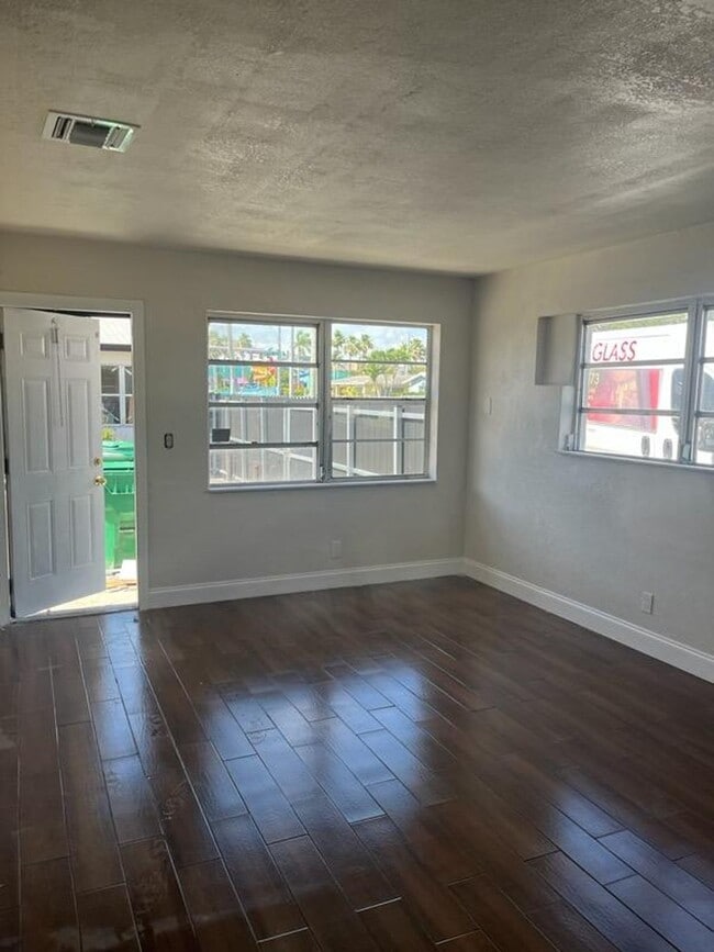 Building Photo - LARGE NEWLY RENOVATED APARTMENTS Application fee is waived during move in