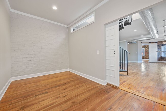 Building Photo - WALNUT HILLS- Immaculate 2 Bedroom 2 Bathr...