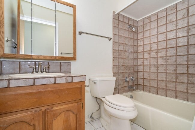 Building Photo - 4 bedroom 3 bath 2 car garage- Large Townhome In *Timber Ridge Subdivision*