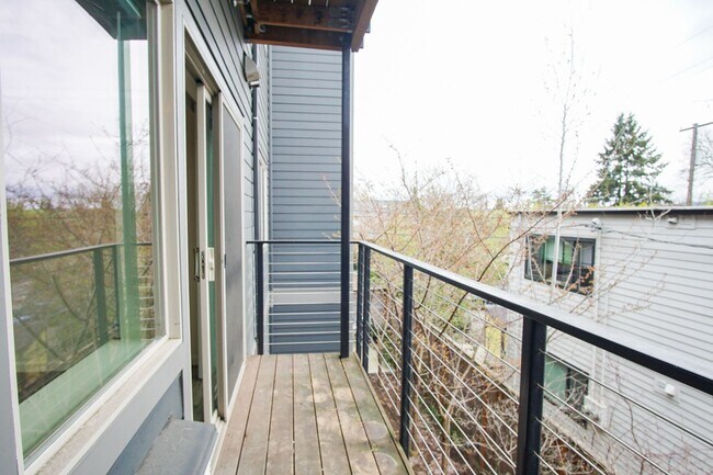 Building Photo - Great 1 Bdr w/Washer/Dryer and Private Balcony!