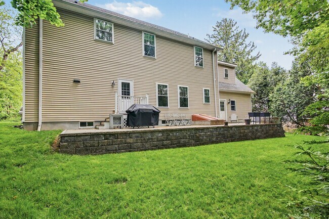 Building Photo - 11 Maple Dr