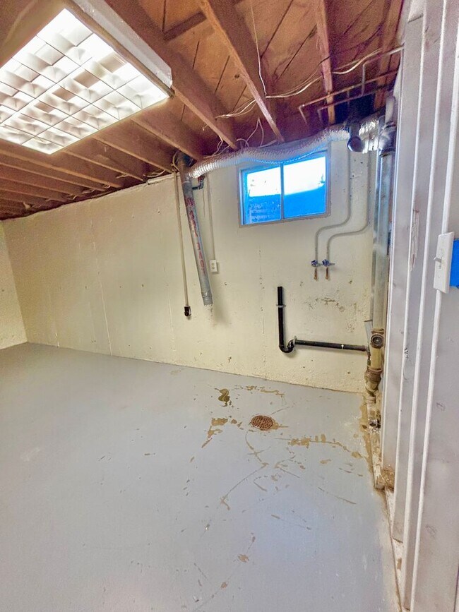 Building Photo - Expansive 5-Bedroom Home with Modern Comfort & Flexible Living Space! Available Now!!