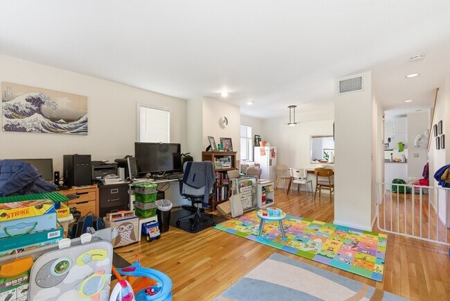 Building Photo - 5 Meadowbrook Rd