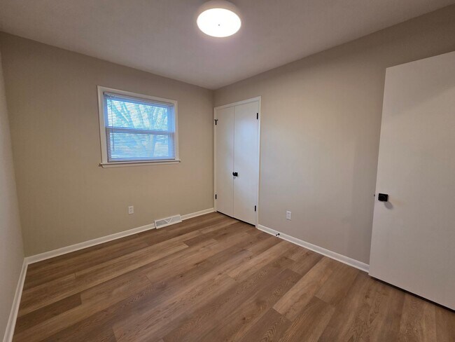 Building Photo - Beautiful 4 bedroom in Forest Hills