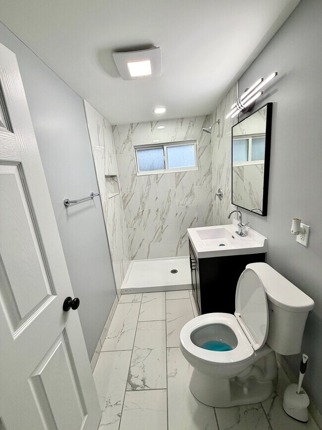 Building Photo - 1310 Somerset Ln