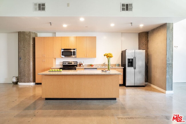 Building Photo - 711 S Olive St