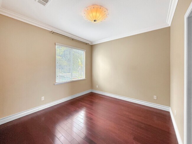 Building Photo - SD: Spacious 5B/4BA Home with Private Patio, Backyard & Soaking Tub