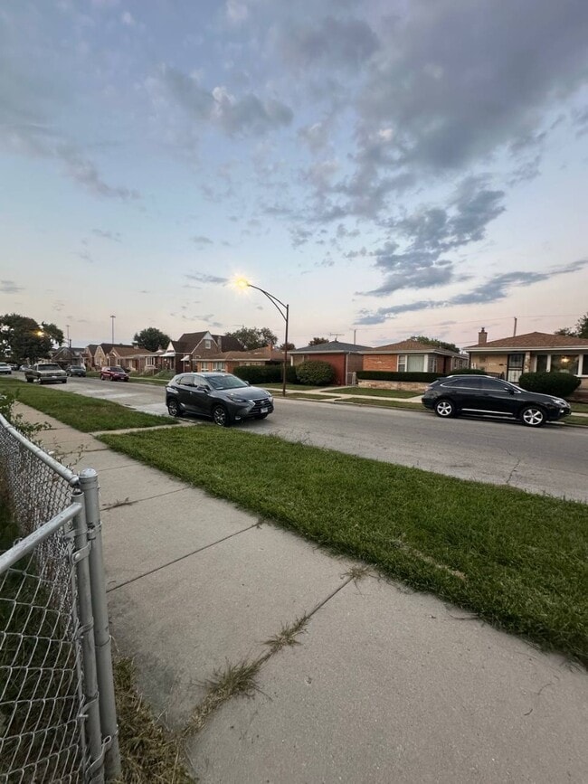 Building Photo - Charming 3-Bedroom Home with Driveway & Ba...