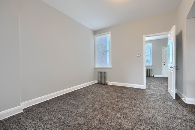 Building Photo - 1314 N Kenwood Ave