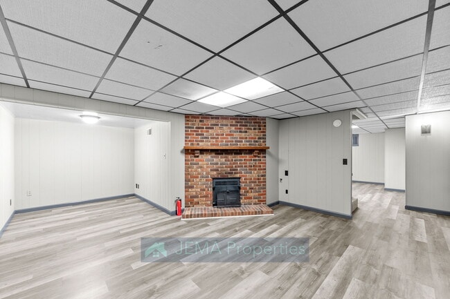 Building Photo - 503 E 8th St