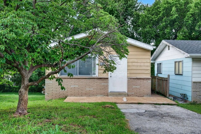 Building Photo - 235 Flora Dr