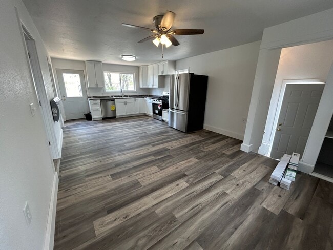 Building Photo - 3 Bedroom 1 Bath Beautiful House with Fenced Yard & Garage