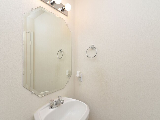 Building Photo - Spacious 2 story with cul-de-sac location