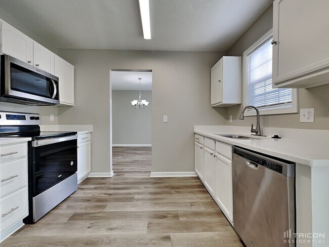 Building Photo - 208 Autumn Woods Dr