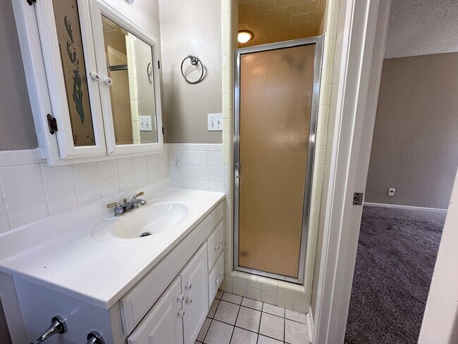 Building Photo - Charming 3-Bedroom, 2-Bathroom Home – Avai...