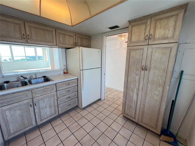 Building Photo - 2616 Cove Cay Dr