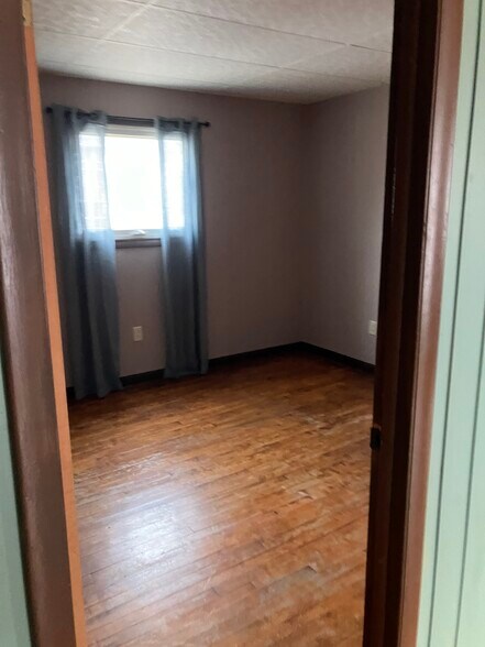 Building Photo - 517 11th Ave W