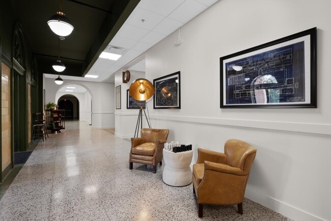 Building Photo - 301 N Mulberry St