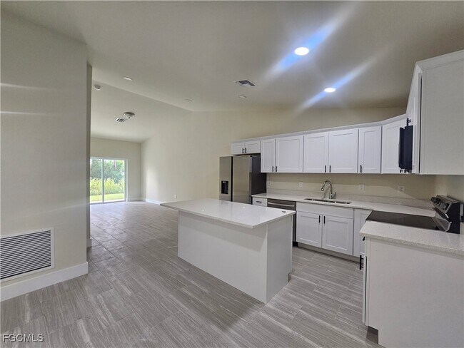 Building Photo - 874 Apartment St