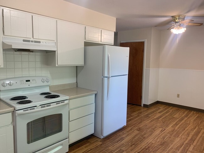 Building Photo - Mid-Town Single Family Home w/ Spacious Fenced Yard