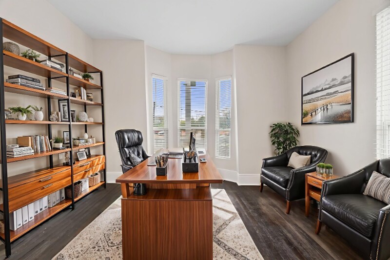 Building Photo - 620 N Flores St