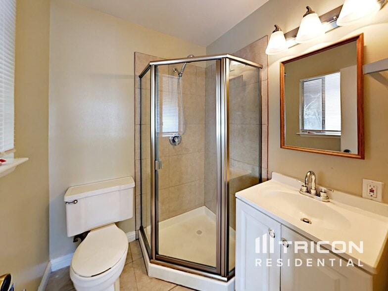 Building Photo - 1355 Royal Dr