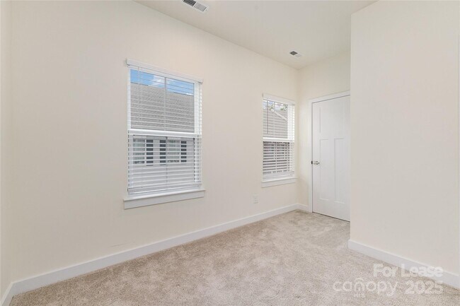 Building Photo - 6122 Cleburne Ct