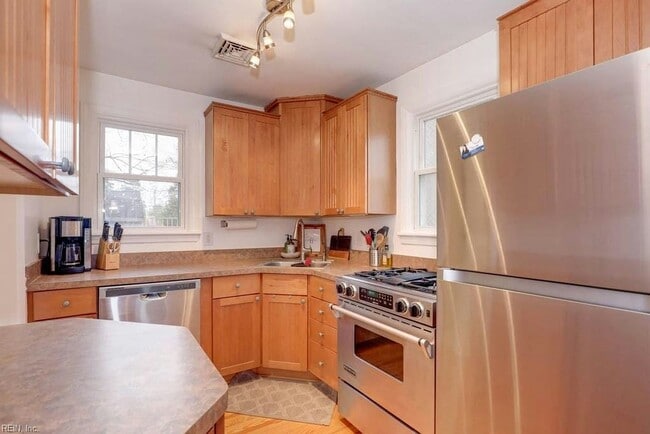 Building Photo - 171 W Bay Ave