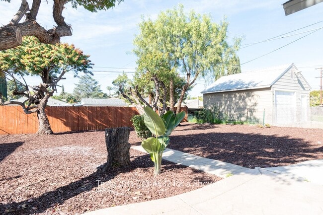 Building Photo - 4 Bedroom, 2 Bath House with Garage