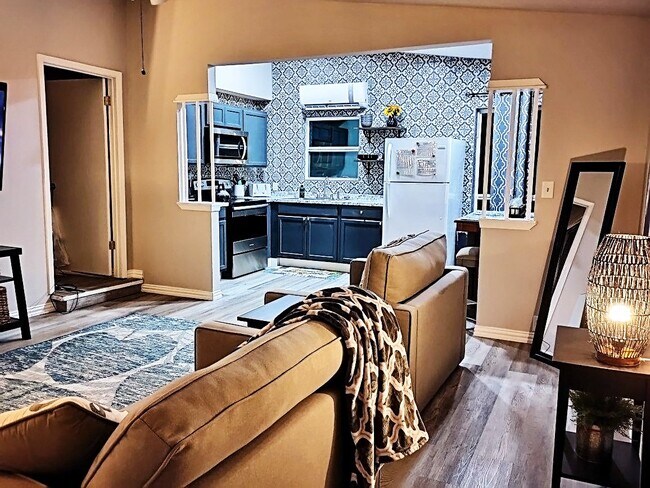 Building Photo - 4507 W Bayshore Dr