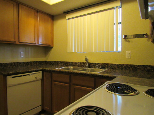 Building Photo - COZY 1 BEDROOM CONDO