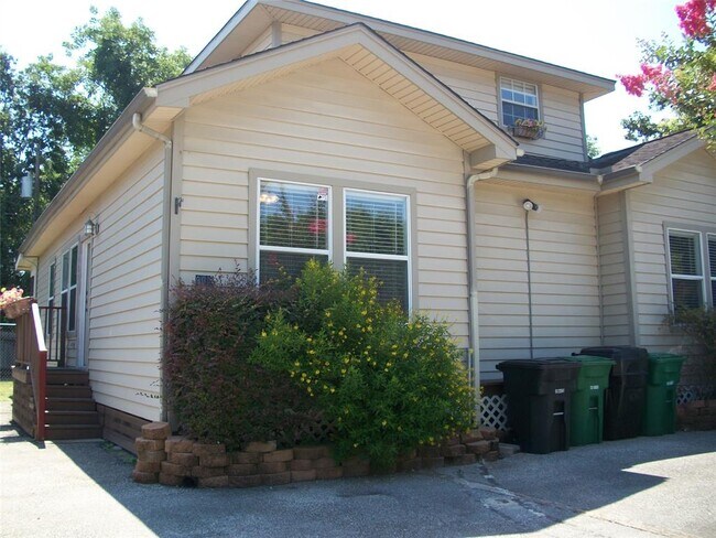 Building Photo - 908 Enid St