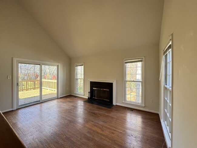 Building Photo - Lake Ridge Gem: Your Inviting Home Awaits!