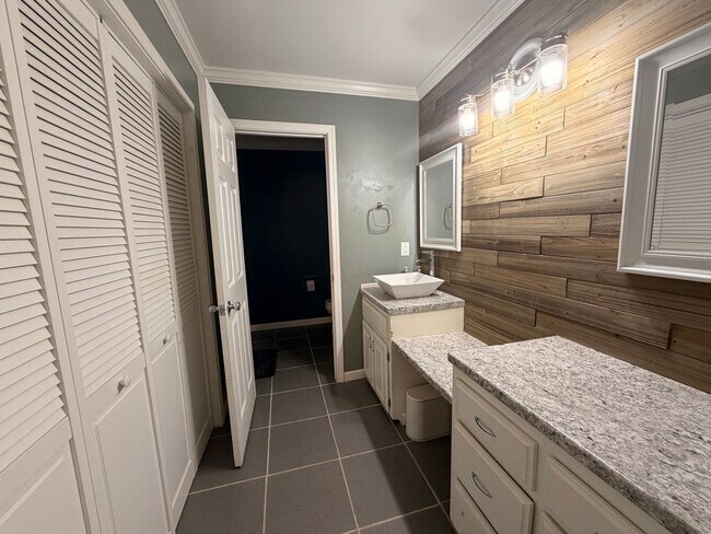 Building Photo - Discover this spacious 4-bedroom, 2.5-bathroom home in Russellville, AR