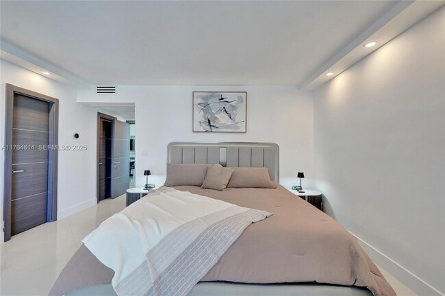 Building Photo - 4001 S Ocean Dr