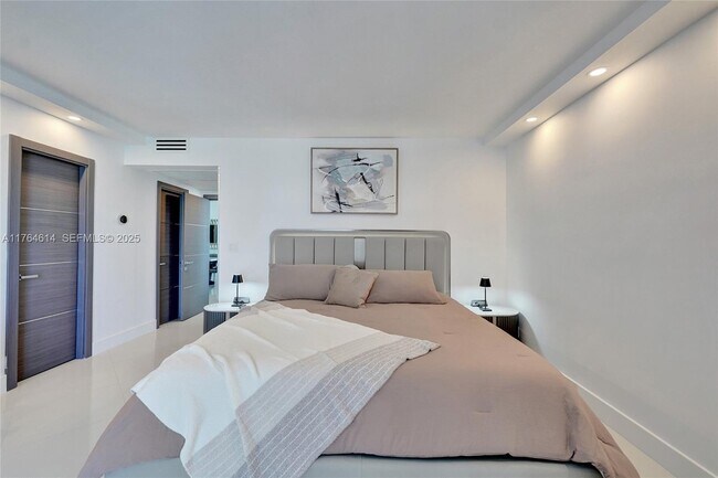 Building Photo - 4001S S Ocean Dr