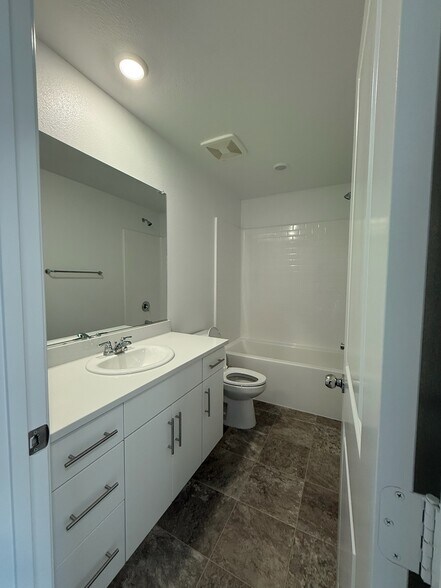 Upstairs bathroom - 7512 Fig Grove Ln