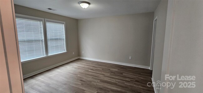 Building Photo - 1038 Albany Park Dr