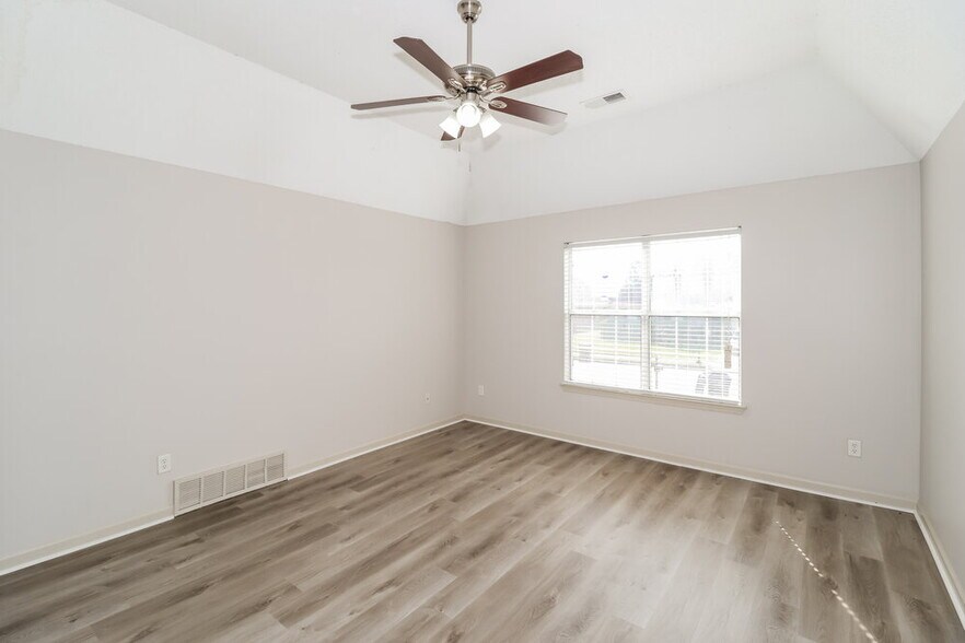 Building Photo - 1128 Red Fern Cir E