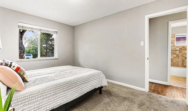 Building Photo - Furnished 3 bedroom 1 bathroom apartment