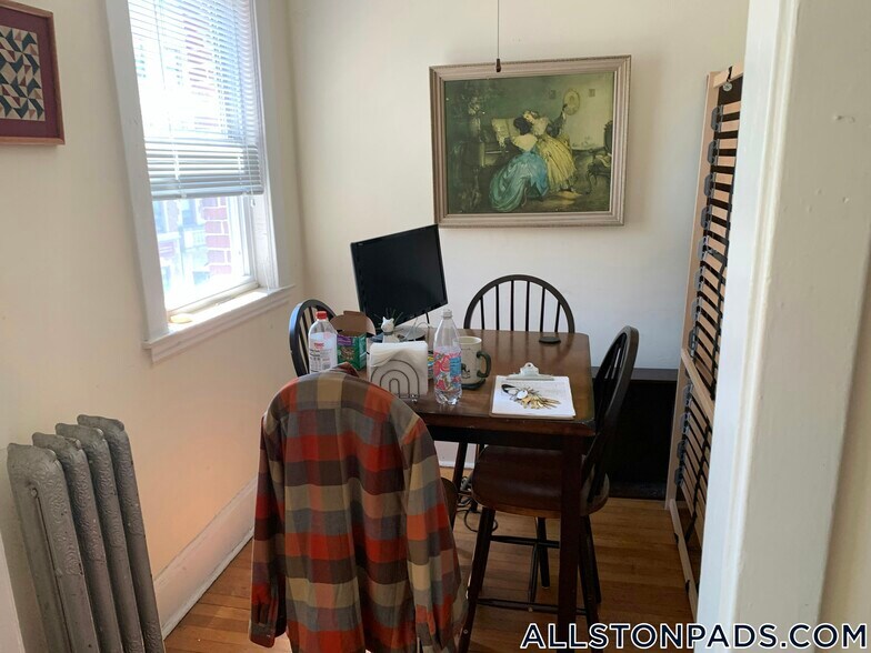 Building Photo - 192 Kelton St