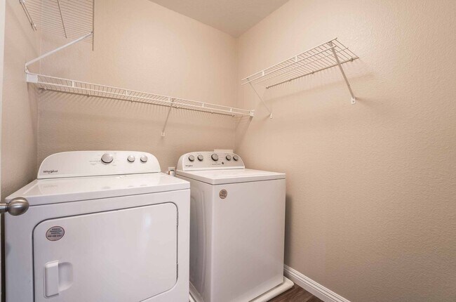 Building Photo - 3 BEDROOM HOUSE WITH OPEN FLOOR PLAN !!