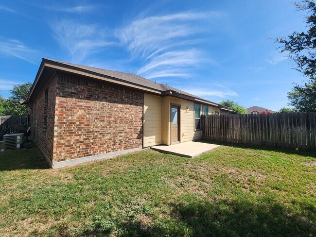 Building Photo - Wood Like Tile Flooring & Vinyl Plank - No Carpet / 1 Story Unit/ Fenced in Yard / Interior Washe...