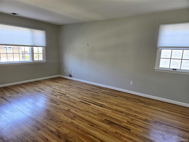 Building Photo - 56 Linwood Rd N