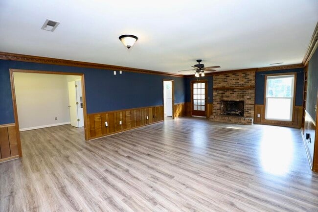 Building Photo - 579 Sierra St