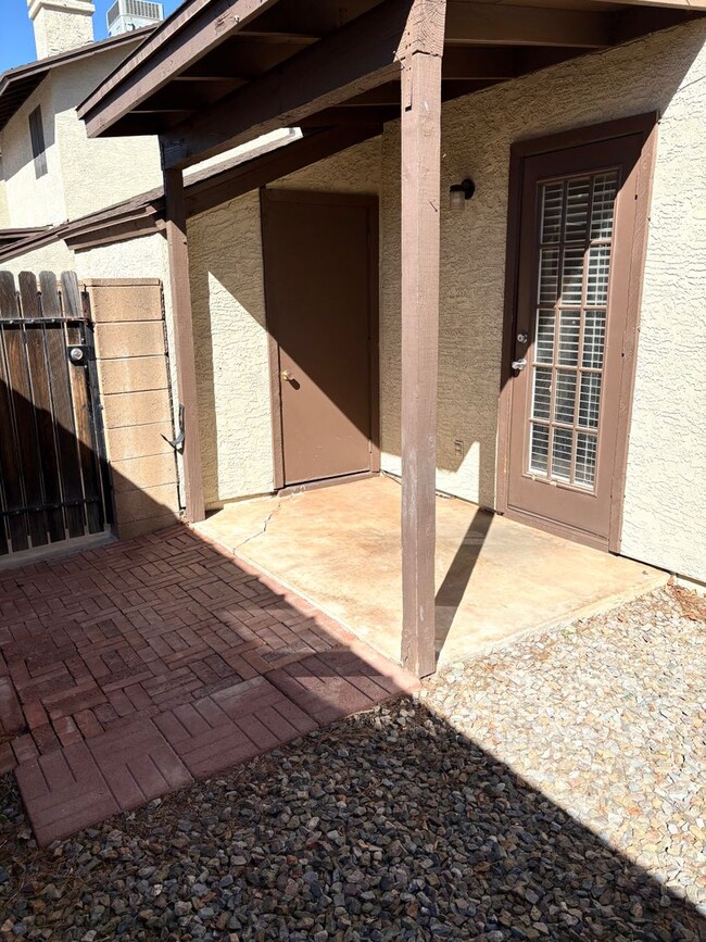 Building Photo - **EXCELLENT 3 BEDROOM/2.5 BATHROOM/2 CARPO...