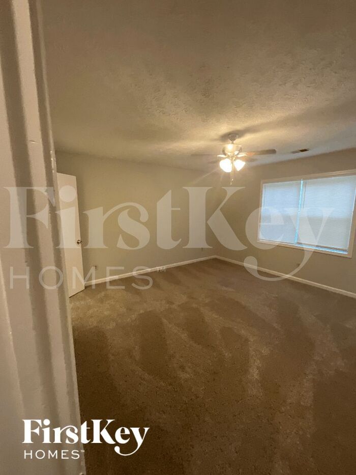 Building Photo - 2097 Phillips Rd